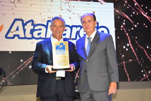  Atakarejo é premiado com Troféu Lojista do Ano