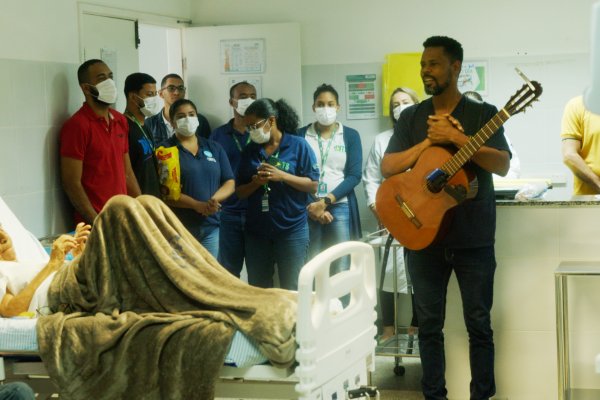 Sessão de musicoterapia do INTS leva alegria e emoção para pacientes e funcionários da UPA Brotas