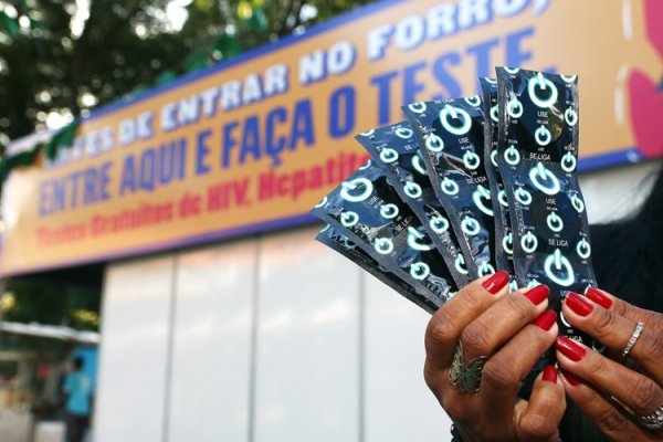 Ação 'Camisinha Tá na Mão' distribuirá 1 milhão de preservativos masculinos e femininos durante o Carnaval