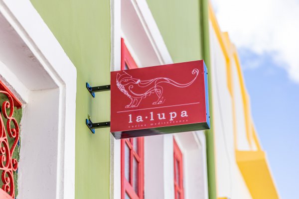 Com vista para o mar e gastronomia mediterrânea, Restaurante La Lupa apresenta cardápio especial para feriado prolongado